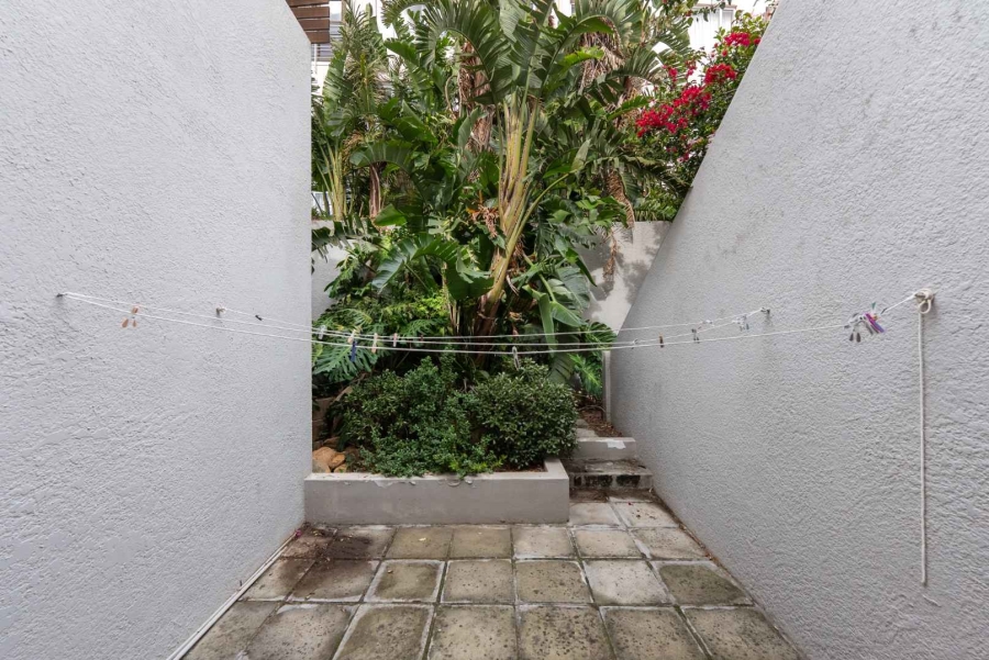2 Bedroom Property for Sale in Vredehoek Western Cape